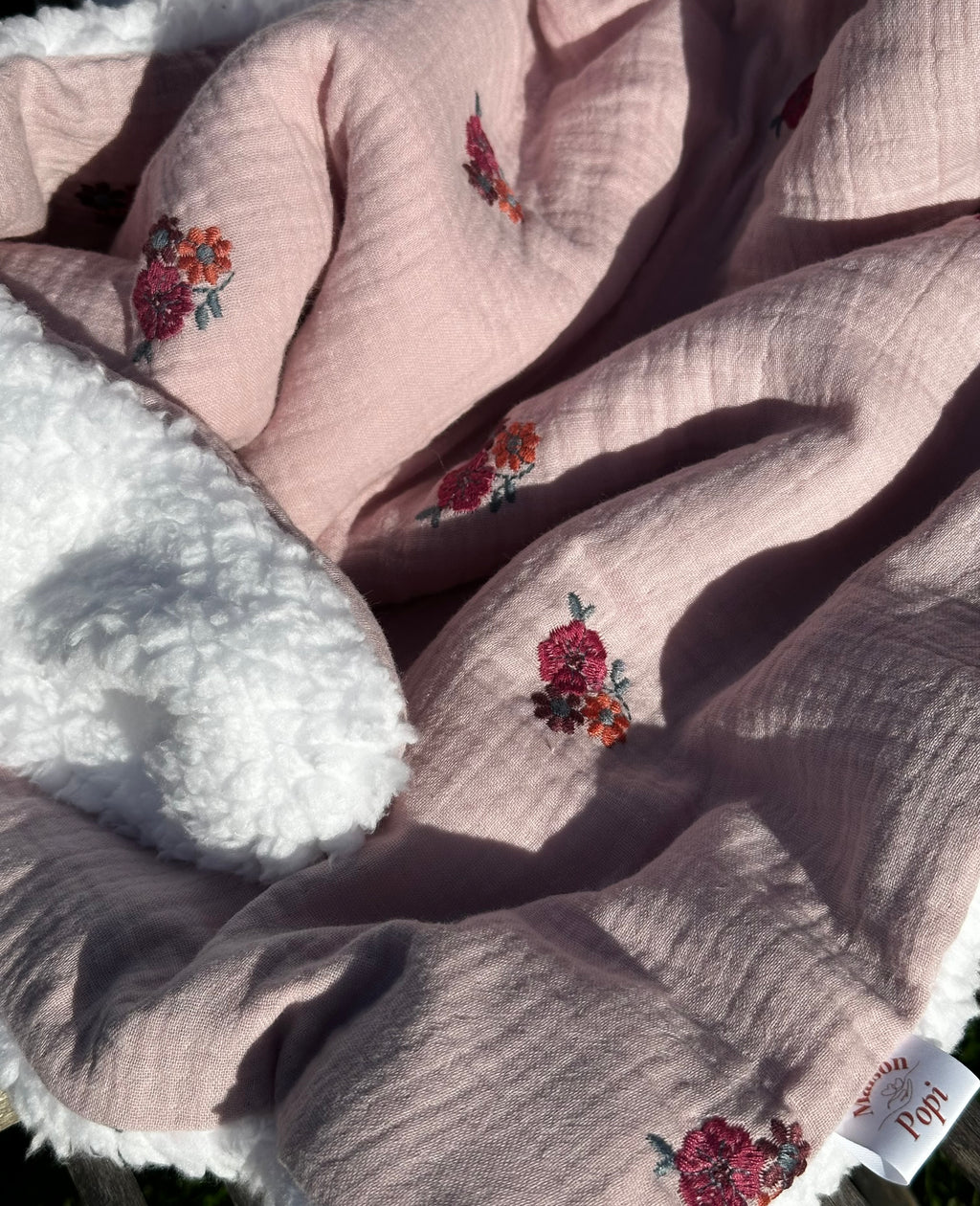 Couverture roses brodées